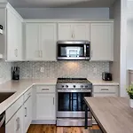 Modern East Gem, Walk To Local Favorites, Cozy Den, Workspace & Smart Tvs, Fully Equipped Kitchen, Garage & Fast Wifi, Near Mas Tacos, Rosepepper & Five Points, 10 Min To Broadway & Nissan Stadium, 24 Hr Hospitality Holiday home *
