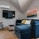 Modern East Gem, Walk To Local Favorites, Cozy Den, Workspace & Smart Tvs, Fully Equipped Kitchen, Garage & Fast Wifi, Near Mas Tacos, Rosepepper & Five Points, 10 Min To Broadway & Nissan Stadium, 24 Hr Hospitality Holiday home Nashville