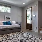 Modern East Gem, Walk To Local Favorites, Cozy Den, Workspace & Smart Tvs, Fully Equipped Kitchen, Garage & Fast Wifi, Near Mas Tacos, Rosepepper & Five Points, 10 Min To Broadway & Nissan Stadium, 24 Hr Hospitality Holiday home *