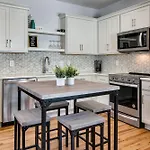 Modern East Gem, Walk To Local Favorites, Cozy Den, Workspace & Smart Tvs, Fully Equipped Kitchen, Garage & Fast Wifi, Near Mas Tacos, Rosepepper & Five Points, 10 Min To Broadway & Nissan Stadium, 24 Hr Hospitality Holiday home