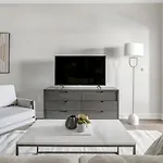 Apartment Landing - Modern With Amazing Amenities *