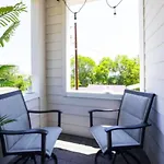 Holiday home Luxury Four-story With Rooftop Views, 10min To Downtown! Sleeps 12! *