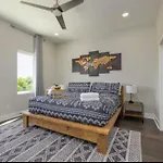 Holiday home Luxury Four-story With Rooftop Views, 10min To Downtown! Sleeps 12! *