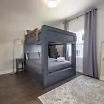 Holiday home Luxury Four-story With Rooftop Views, 10min To Downtown! Sleeps 12!
