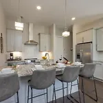 Holiday home Luxury Four-story With Rooftop Views, 10min To Downtown! Sleeps 12! *