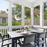The Hadley House - Cozy Porch & Fenced In Backyard Holiday home