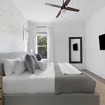 The Maple House - Huge Backyard & Mins To Broadway Holiday home *