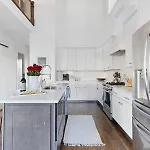 The Maple House - Huge Backyard & Mins To Broadway Holiday home *
