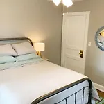 Hangout House Play, Work, And Visit