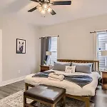 New Build 5 Min To Broadway Sleeps 10 *