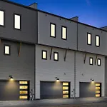 5 Mins To Dt ~Gameroom ~ Balcony~Sleeps 10~Karaoke