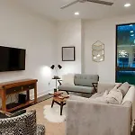 6 Bedroom Gulch Homes, Garages, Rooftops, Walk To Gulch 10 Mins To Broadway, 24 Hour Hospitality Team, Perfect For Groups *