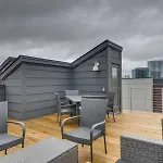 Holiday home 6 Bedroom Gulch Homes, Garages, Rooftops, Walk To Gulch 10 Mins To Broadway, 24 Hour Hospitality Team, Perfect For Groups *