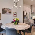 Holiday home 6 Bedroom Gulch Homes, Garages, Rooftops, Walk To Gulch 10 Mins To Broadway, 24 Hour Hospitality Team, Perfect For Groups