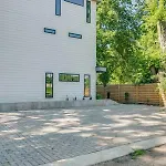 Holiday home 6 Bed With En Baths, Host Up To 20, Rooftops, Parking, Gourmet Kitchens, Cozy Living Spaces, Skyline Views & Fire Table, Near Downtown, Distilleries & Marathon Village, High-speed Wi-fi, 24hr Hospitality *