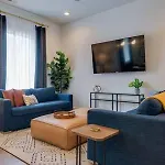 7Br Retreat, Rooftops, Garages, Walkable To Faves 5 Mins To Nissan Stadium, Less Than 10 Mins To Broadway, 24 Hr Hospitality, Great For Groups *