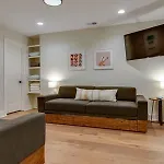 7Br Retreat, Rooftops, Garages, Walkable To Faves 5 Mins To Nissan Stadium, Less Than 10 Mins To Broadway, 24 Hr Hospitality, Great For Groups Holiday home *