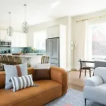 Holiday home Spacious 4br, Rooftop Patio, Garage, Walk To Faves, 5 Mins To Nissan Stadium, Less Than 10 Mins To Broadway, 24 Hr Hospitality, Great For Groups Nashville