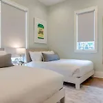 Spacious 4br, Rooftop Patio, Garage, Walk To Faves, 5 Mins To Nissan Stadium, Less Than 10 Mins To Broadway, 24 Hr Hospitality, Great For Groups *