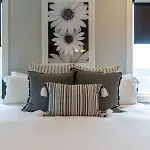 Spacious 4br, Rooftop Patio, Garage, Walk To Faves, 5 Mins To Nissan Stadium, Less Than 10 Mins To Broadway, 24 Hr Hospitality, Great For Groups Holiday home *