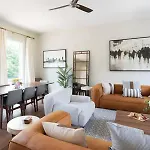 Spacious 4br, Rooftop Patio, Garage, Walk To Faves, 5 Mins To Nissan Stadium, Less Than 10 Mins To Broadway, 24 Hr Hospitality, Great For Groups Holiday home *