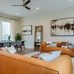 Holiday home Spacious 4br, Rooftop Patio, Garage, Walk To Faves, 5 Mins To Nissan Stadium, Less Than 10 Mins To Broadway, 24 Hr Hospitality, Great For Groups Nashville