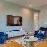 Holiday home Stylish 4bed Retreat With Rooftop, Garage, Peloton, Sleeps 12, Fire Table, Gourmet Kitchen, Cozy Living Space, Dedicated Parking, Near Distilleries, Marathon Village And Nightlife, Chic Skyline Views, 24 Hour Hospitality
