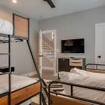 Holiday home Stylish 4bed Retreat With Rooftop, Garage, Peloton, Sleeps 12, Fire Table, Gourmet Kitchen, Cozy Living Space, Dedicated Parking, Near Distilleries, Marathon Village And Nightlife, Chic Skyline Views, 24 Hour Hospitality *
