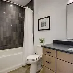 Stylish 4 Bed, Skyline Views From Rooftop, Garage , Gourmet Kitchen, Cozy Living Space, Dedicated Parking, Near Distilleries, Marathon Village & Nightlife, Chic Skyline Views, Great For Groups, 24 Hour Hospitality Holiday home Nashville