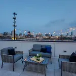 Holiday home Stylish 4 Bed, Skyline Views From Rooftop, Garage , Gourmet Kitchen, Cozy Living Space, Dedicated Parking, Near Distilleries, Marathon Village & Nightlife, Chic Skyline Views, Great For Groups, 24 Hour Hospitality Nashville