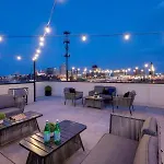 Stylish 4 Bed, Skyline Views From Rooftop, Garage , Gourmet Kitchen, Cozy Living Space, Dedicated Parking, Near Distilleries, Marathon Village & Nightlife, Chic Skyline Views, Great For Groups, 24 Hour Hospitality Holiday home