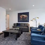 Stylish 4 Bed, Skyline Views From Rooftop, Garage , Gourmet Kitchen, Cozy Living Space, Dedicated Parking, Near Distilleries, Marathon Village & Nightlife, Chic Skyline Views, Great For Groups, 24 Hour Hospitality