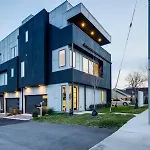 Stylish 4 Bed, Skyline Views From Rooftop, Garage , Gourmet Kitchen, Cozy Living Space, Dedicated Parking, Near Distilleries, Marathon Village & Nightlife, Chic Skyline Views, Great For Groups, 24 Hour Hospitality * Nashville