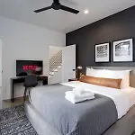 Stylish 4 Bed, Skyline Views From Rooftop, Garage , Gourmet Kitchen, Cozy Living Space, Dedicated Parking, Near Distilleries, Marathon Village & Nightlife, Chic Skyline Views, Great For Groups, 24 Hour Hospitality Holiday home