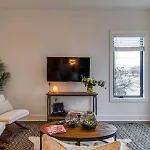 Getaway - Rooftop, Garage, Near Broadway!