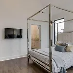 Holiday home Getaway - Rooftop, Garage, Near Broadway! *
