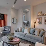 Holiday home Getaway - Rooftop, Garage, Near Broadway!