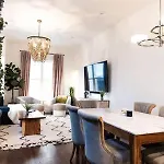 Luxury Hillsboro Village Rooftop Retreat Sleep 12 W Chef S Kitchen Smart Tvs & Garage Walk To Vanderbilt Pancake Pantry & Boutique Shopping Minutes To Broadway 12 South & The Parthenon 24 7 Hospitality Nashville