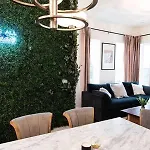 Luxury Hillsboro Village Rooftop Retreat Sleep 12 W Chef S Kitchen Smart Tvs & Garage Walk To Vanderbilt Pancake Pantry & Boutique Shopping Minutes To Broadway 12 South & The Parthenon 24 7 Hospitality