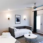 Hillsboro Village Retreat Garage Rooftop Deck Sleeps 12 Sophisticated Open Living & Gourmet Kitchen Smart Tvs Pet-friendly W Private Garage Walk To Vanderbilt Minutes To 12 South & Broadway 24 7 Hospitality Holiday home Nashville