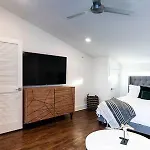 Hillsboro Village Retreat Garage Rooftop Deck Sleeps 12 Sophisticated Open Living & Gourmet Kitchen Smart Tvs Pet-friendly W Private Garage Walk To Vanderbilt Minutes To 12 South & Broadway 24 7 Hospitality Holiday home *