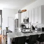 Hillsboro Village Rooftop Retreat With Views, Sleep 12 With Gourmet Kitchen, Smart Tvs & Garage, Walk To Vanderbilt, Pancake Pantry And Boutique Shopping, Minutes To Broadway, 12 South And The Parthenon, Perfect For Groups, 24hr Hospitality *