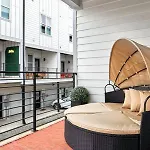 Holiday home Hillsboro Village Rooftop Retreat With Views, Sleep 12 With Gourmet Kitchen, Smart Tvs & Garage, Walk To Vanderbilt, Pancake Pantry And Boutique Shopping, Minutes To Broadway, 12 South And The Parthenon, Perfect For Groups, 24hr Hospitality *