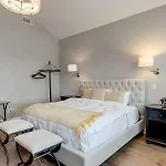 Family In 12 South, Mins To Local Favorites, Screened In Porch, Walk To Shopping In 12 South, 10 Minutes To Broadway, Dedicated Parking, Perfect For Families, 24 Hr Hospitality Holiday home