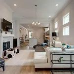 Family In 12 South, Mins To Local Favorites, Screened In Porch, Walk To Shopping In 12 South, 10 Minutes To Broadway, Dedicated Parking, Perfect For Families, 24 Hr Hospitality Holiday home *