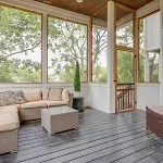 Holiday home Family In 12 South, Mins To Local Favorites, Screened In Porch, Walk To Shopping In 12 South, 10 Minutes To Broadway, Dedicated Parking, Perfect For Families, 24 Hr Hospitality *