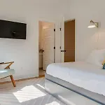 Stylish East Nash Retreat, Walk To Local Favorites, Sleep 10 With Smart Tvs, Workspace & Fast Wifi, Attached Garage & Full Kitchen, Walk To Mas Tacos, Drive 10 Min To Downtown Broadway, 24 Hr Hospitality