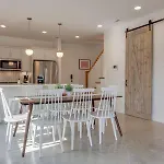 Stylish East Nash Retreat, Walk To Local Favorites, Sleep 10 With Smart Tvs, Workspace & Fast Wifi, Attached Garage & Full Kitchen, Walk To Mas Tacos, Drive 10 Min To Downtown Broadway, 24 Hr Hospitality * Nashville