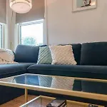 Stylish East Nash Retreat, Walk To Local Favorites, Sleep 10 With Smart Tvs, Workspace & Fast Wifi, Attached Garage & Full Kitchen, Walk To Mas Tacos, Drive 10 Min To Downtown Broadway, 24 Hr Hospitality