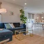 Stylish East Nash Retreat, Walk To Local Favorites, Sleep 10 With Smart Tvs, Workspace & Fast Wifi, Attached Garage & Full Kitchen, Walk To Mas Tacos, Drive 10 Min To Downtown Broadway, 24 Hr Hospitality * Nashville